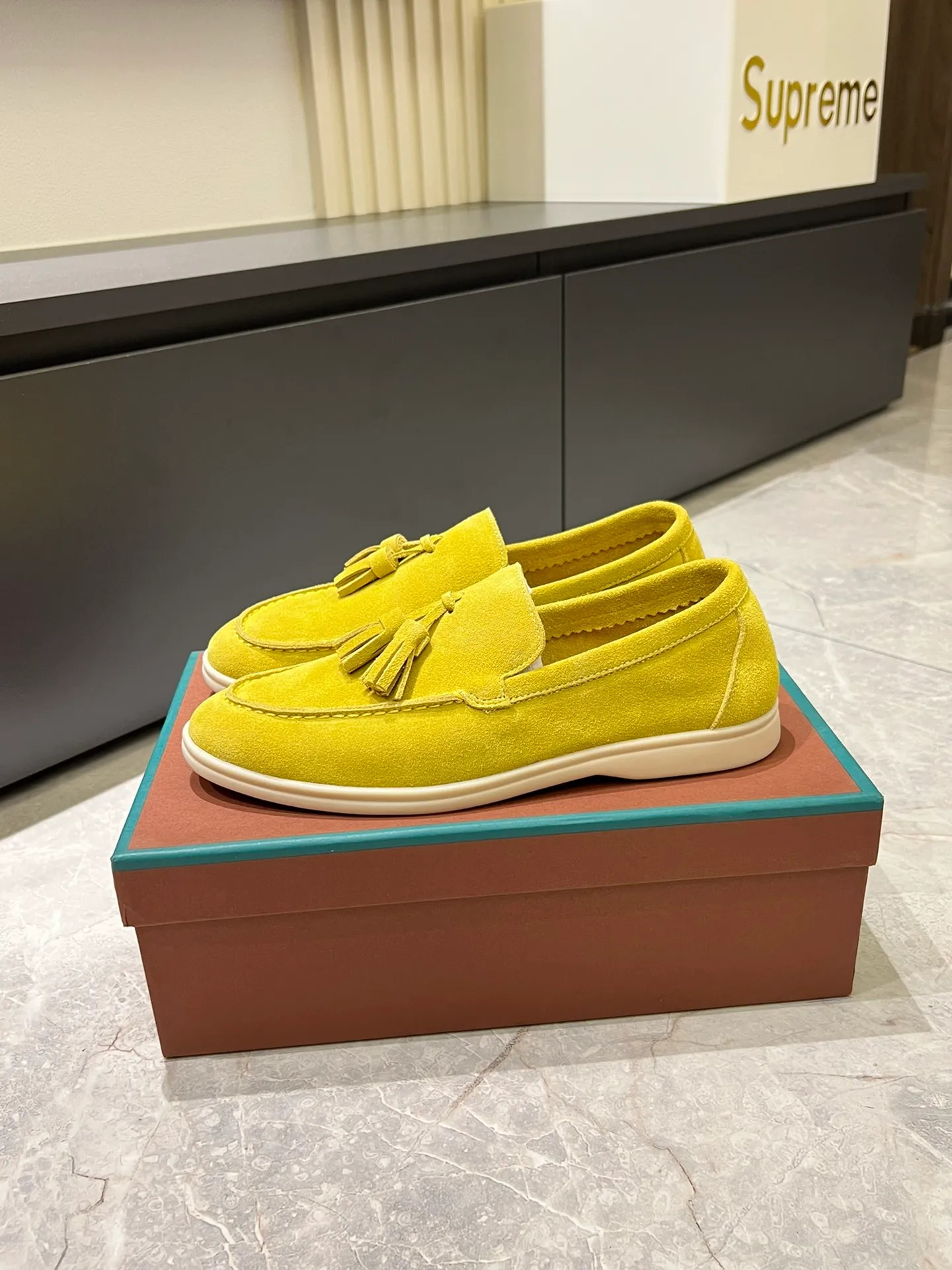Men's shoes 💰p360 "Loro men's shoes 💰pian'*" Classic L men's shoes for couples 💰p Top version British flat loafers, a must-have item in old money style, the minimalist design is eye-catching and durable, a plus point for dressing The soft foot feel and texture are outstanding. They don’t scratch your feet and are very nice. They are matched with soft and waxy soles. They can be worn daily for a long time without getting tired. They are easy to wear, versatile and classic items, with perfect foot feel and texture! Imported cashmere fabric, the lining is made of imported A-grade water-dyed cow lining, the top version of the genuine leather midsole is sewn with pure handmade mark thread! Size: Female 35-40 (34. Customized) Male 38-44 (45.46. Customized)